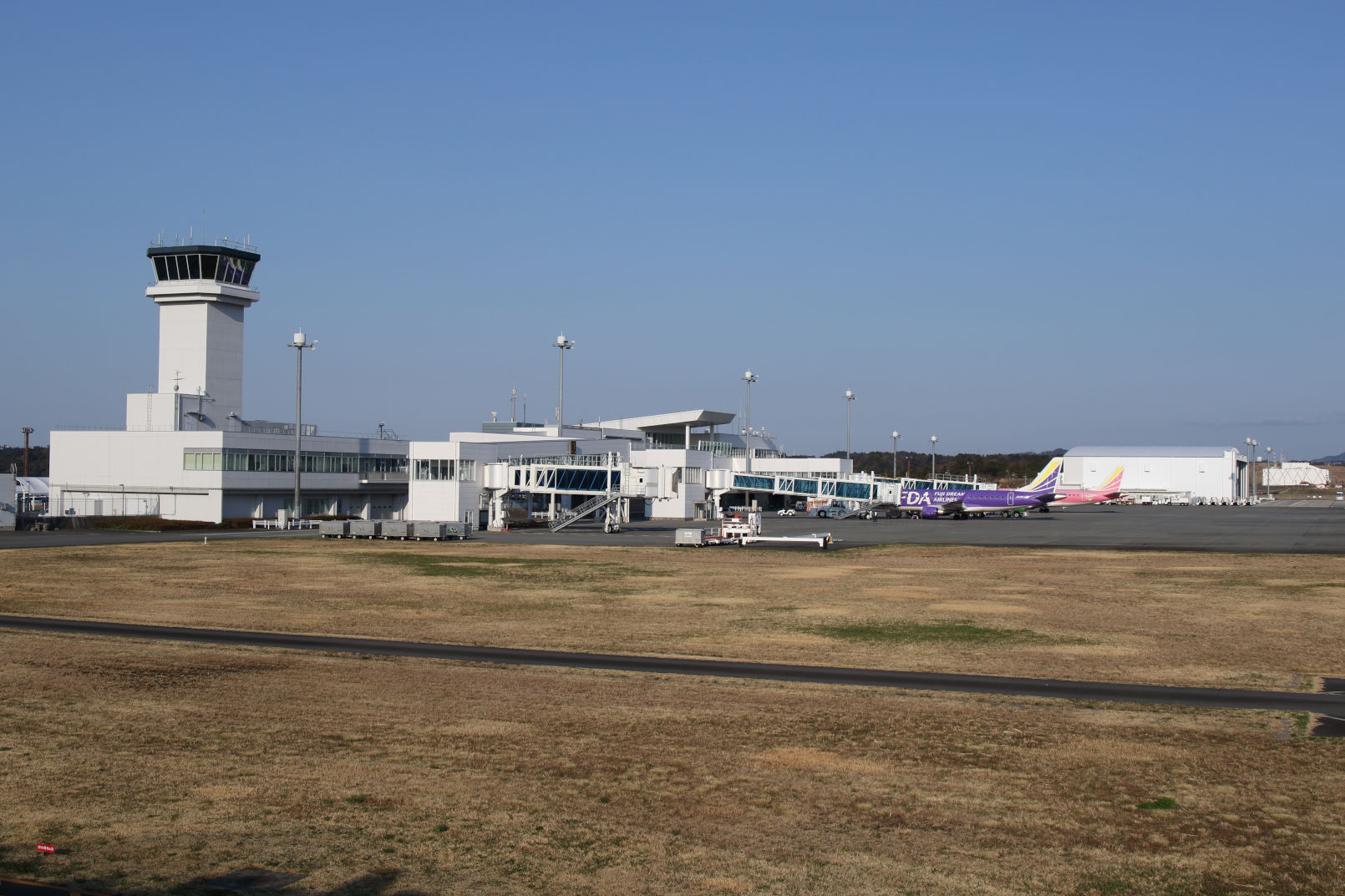 静岡空港には管制塔があるが、ここには管制官ではなく運情官が配置されている。