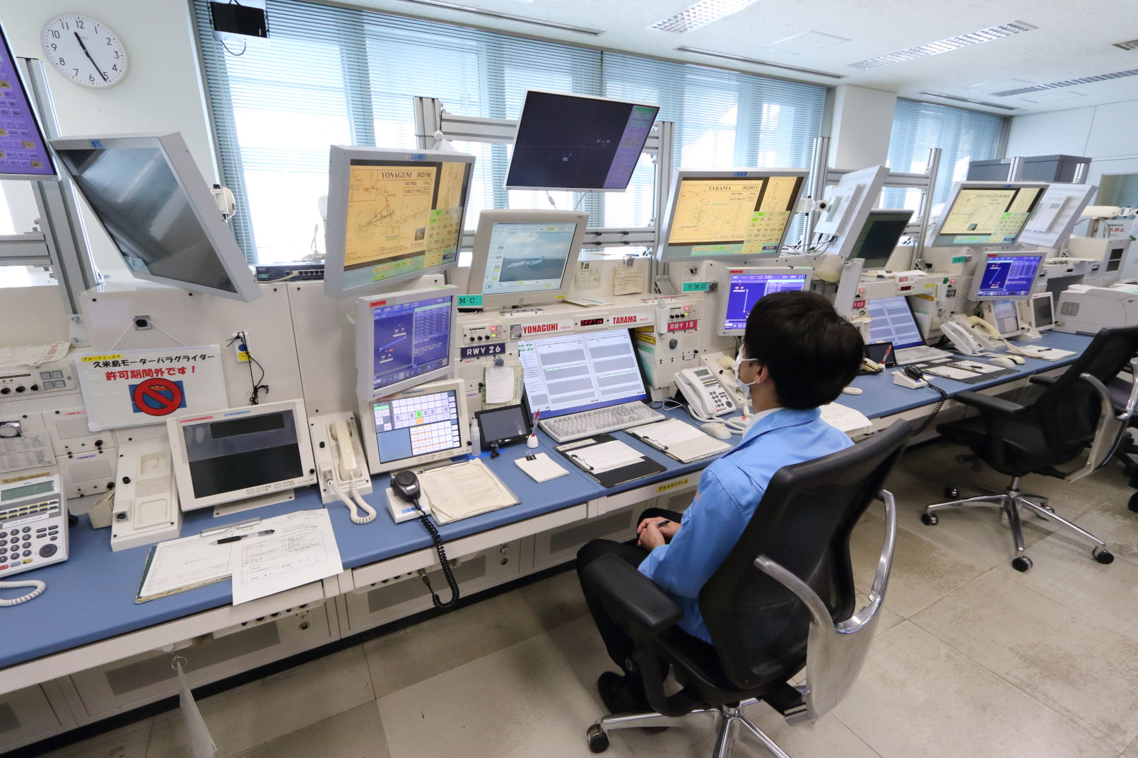 運情官が常駐していない飛行場の情報圏を飛ぶ航空機に対しては、離れた場所からリモートでの監視と情報提供が行なわれる。