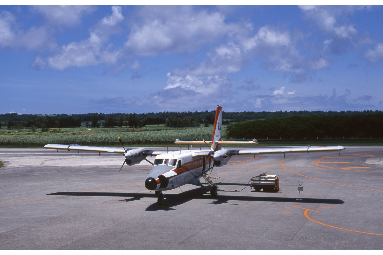 RACの那覇＝大東線はDHC-6の航続距離ぎりぎり（南北大東空港では燃料補給なし）だったため、定員を減らして運航されたが、DHC-8の就航により満席で飛べるようになった。