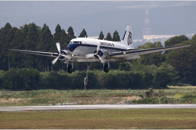 スプリットフラップを開いて着陸進入中のDC-3。