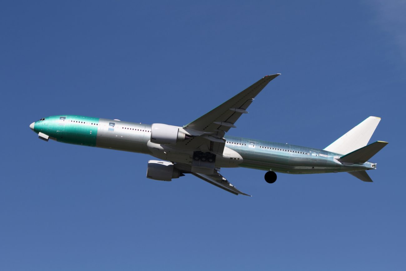 金属製の旅客機では、雷の電気は大きな抵抗を受けることなくスムースに流れる。