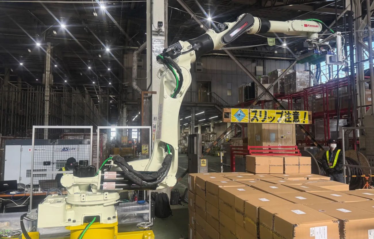 デパレタイズ作業の自動化を実現した川崎重工の8軸ロボット。