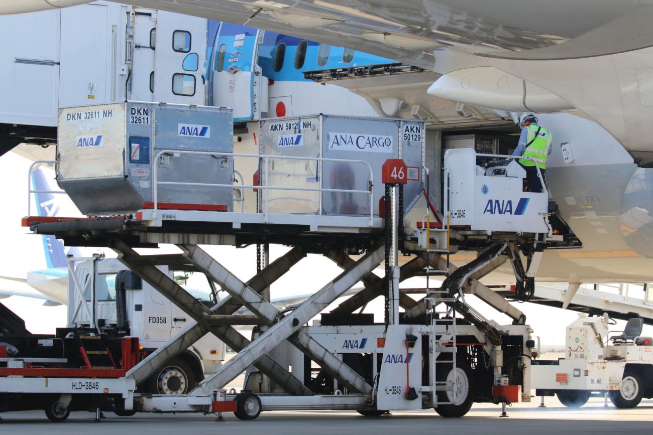 旅客機では貨物の位置を調整することでバランスを取る。それでも十分でなければ錘を使ったり乗客の席を制限することもある。
