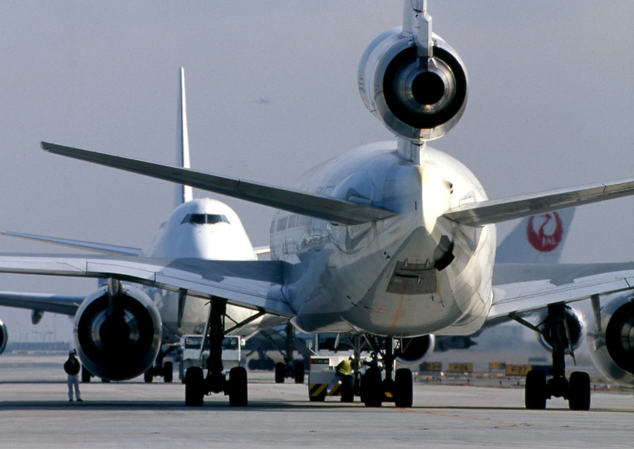 手前がDC-10で、右水平尾翼下の胴体にAPUの排気口が見える。こんなところについていたのだ。