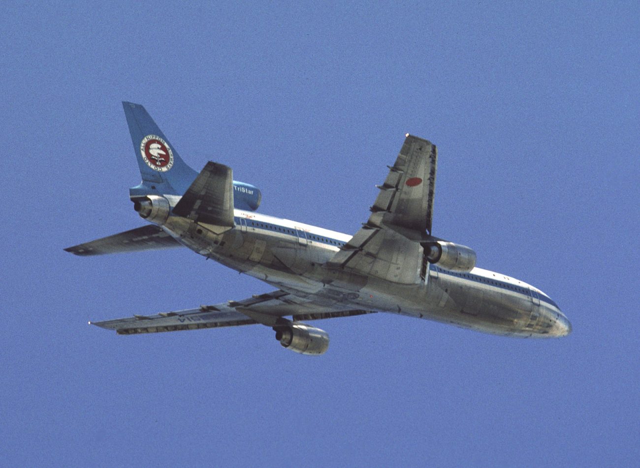 トライスターのAPUも、DC-10と同じく水平尾翼付近の胴体にあり、下からは排気口を見ることができた。