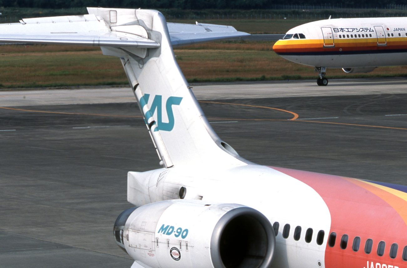 双発機のMD-90のAPU排気口は右エンジン取付部の上にある。胴体後端は緊急脱出経路になっているからだ。
