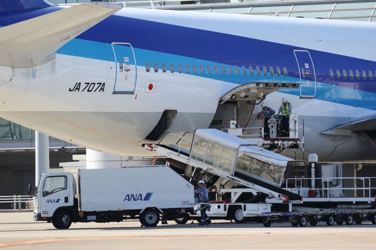 777のULD用カーゴドア(外開き式)とバルク用のカーゴドア（内開き式）。