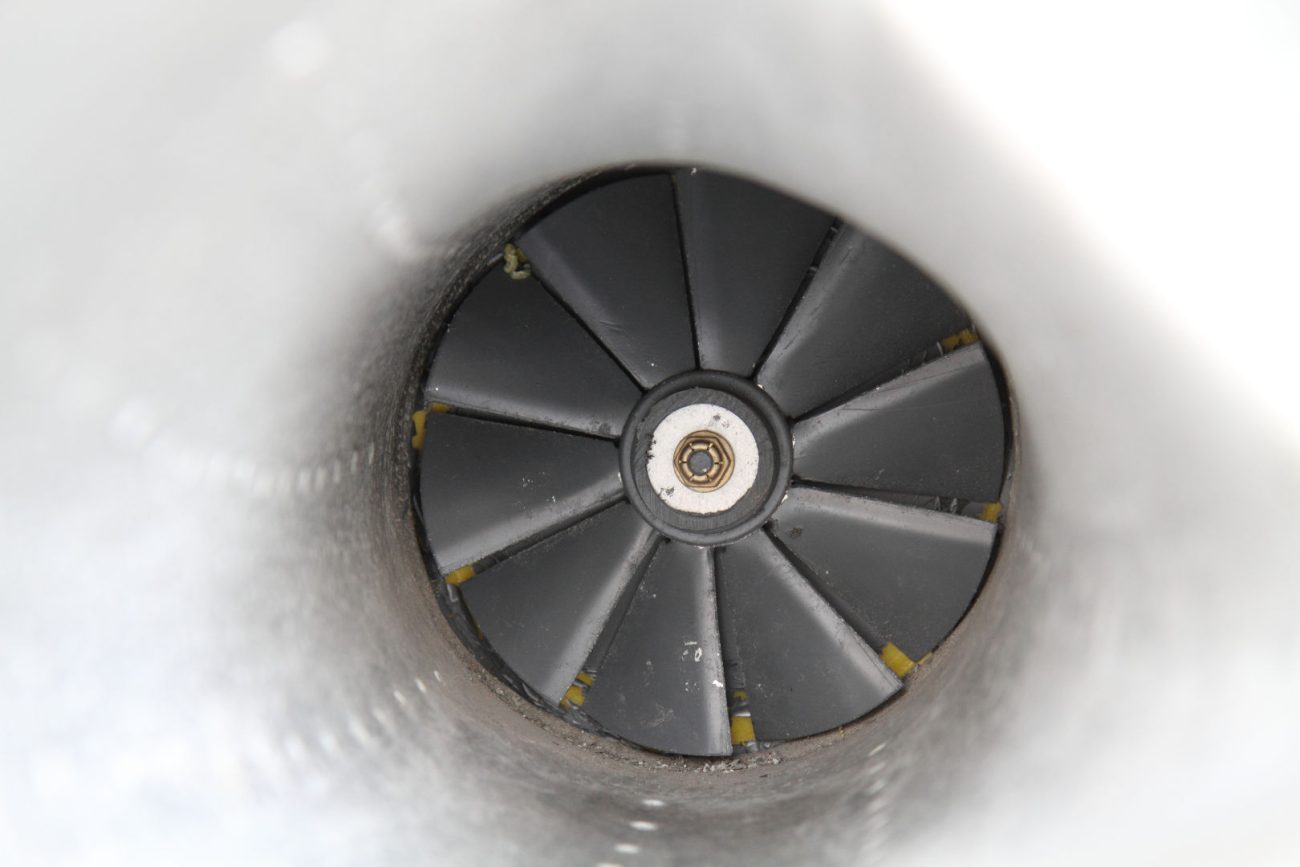 DC-8のキャビン用空気取入口の中にはコンプレッサーがついているが、高速回転するためにコクピットの騒音が大きく故障も少なくなかったという。