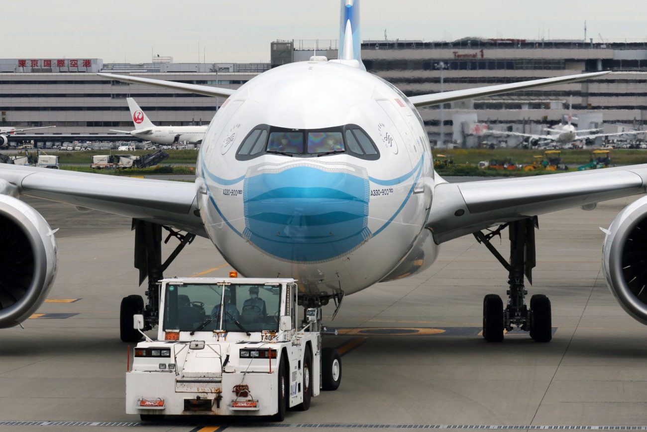 コロナ禍の最中にマスク着用をアピールしたガルーダ・インドネシア航空のA330neo。
