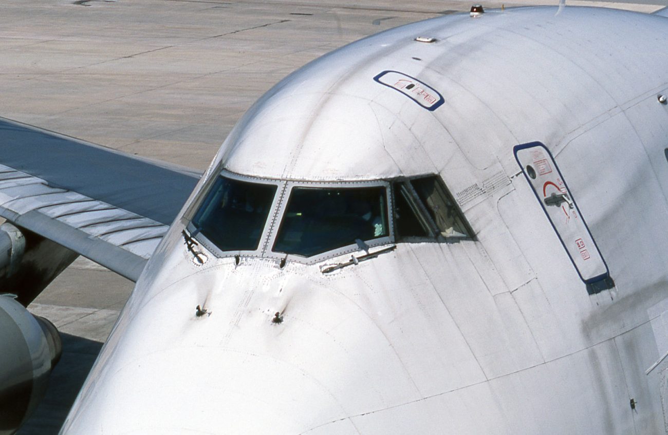 ジェット旅客機としては初めて曲面ウインドシールドを採用した747。