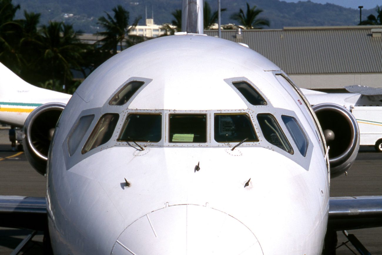 DC-9やDC-8は、小さな平面窓を多く配置することで曲面に近い形をめざした。