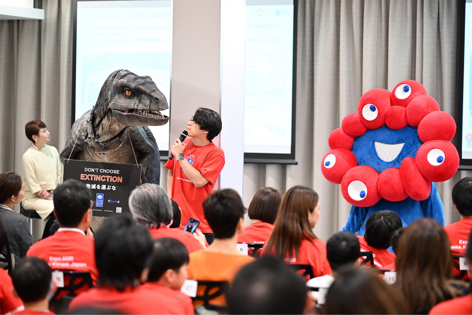 出発前に伊丹空港で行われたトークイベント。ミャクミャクのほか、国連の恐竜キャラクター、フランキーもサプライズで駆けつけた。