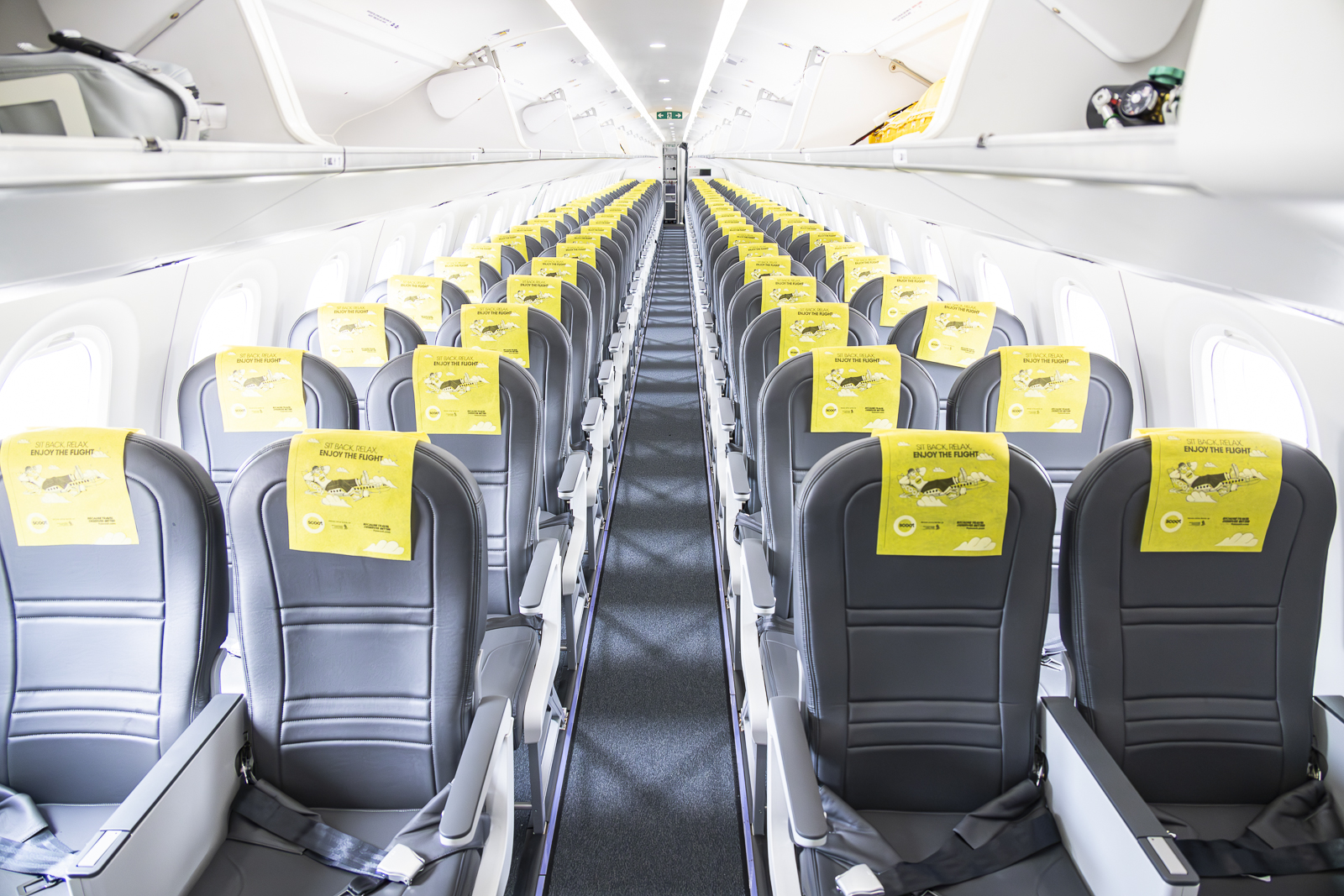 機内はモノクラス112席。座席は2-2の配置で、28列並ぶ。
