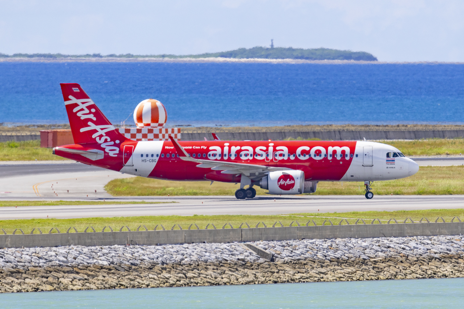 バンコクのドンムアン空港から、直行で週4便、台北（桃園）経由で週7便で乗り入れるタイ・エアアジア。RWY18Lの着陸機も瀬長島近くまで転がってくれますが、午後の時間帯はなかなか厳しい条件です。