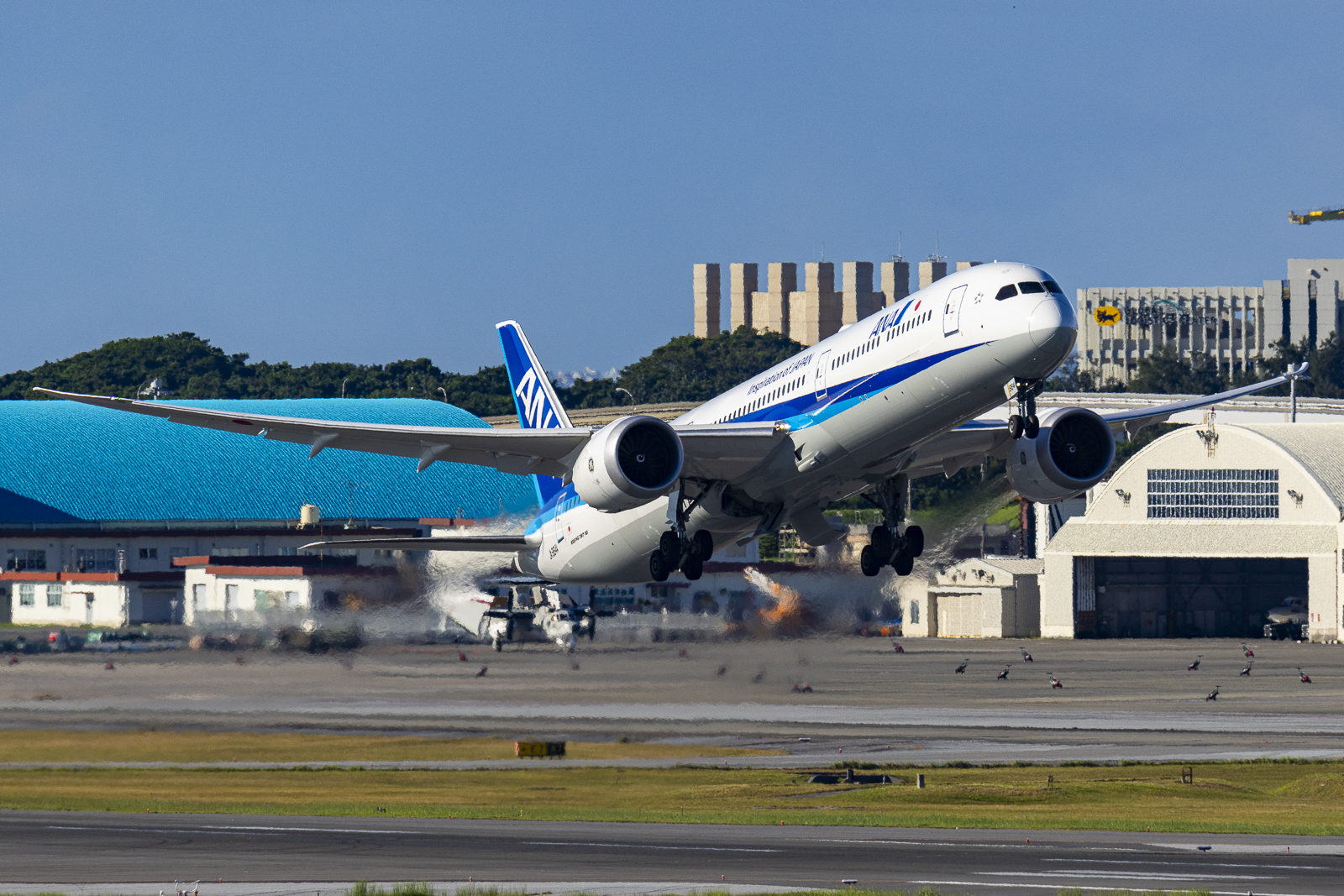 今回、一番撮りたかったターミナル&那覇基地バックの離陸機のカット。夕方の涼しくなった時間帯、滑走距離も長い787-10なら、比較的良い条件で撮影できます。ちなみに、この東京行きANA472便は成田にダイバート。この時、羽田で何が起こっていたか知ることもなく、呑気にディナーを楽しむ筆者でした…。