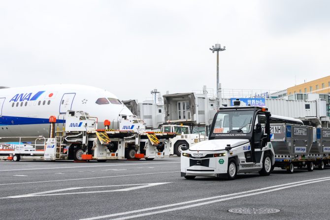 ANAが豊田自動織機製の電動トーイングトラクターを用い、レベル4自動運転の試験運用を実施。