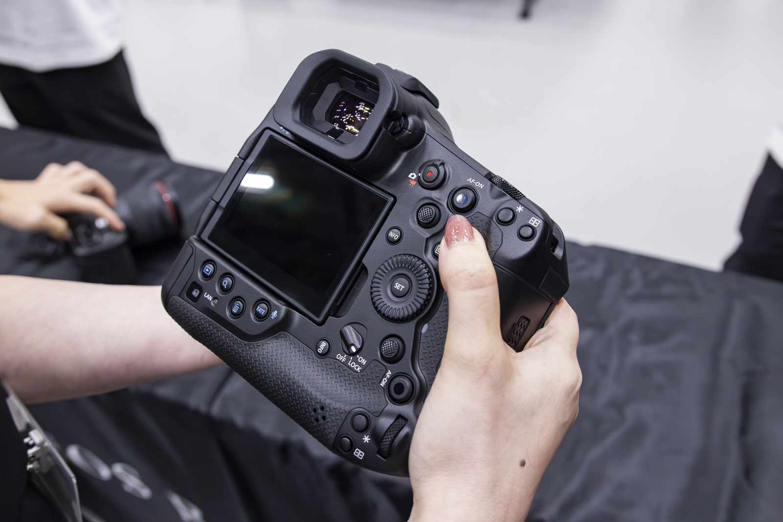 EOS R1の背面。EOS-1D X Mark IIIと比べて330g軽量化しており、手に持っただけでその軽さがわかる。