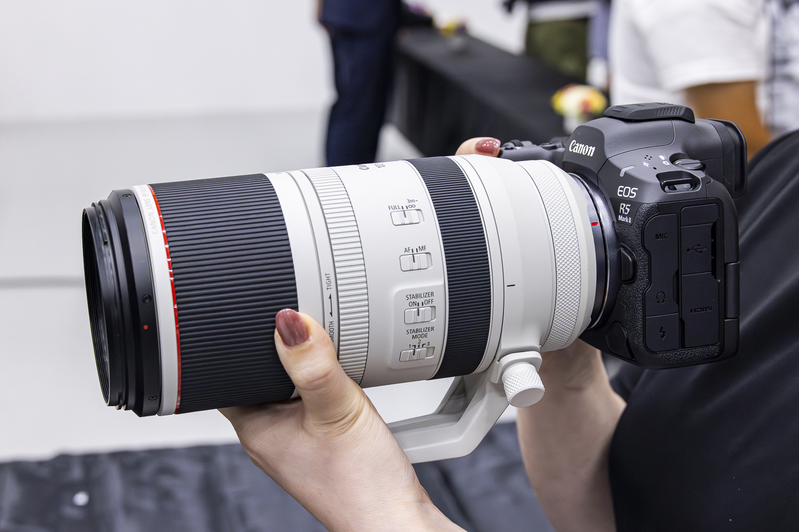 飛行機撮影でもよく使われるRF100-500mm F4.5-5.6 L IS USMを、EOS R5 Mark IIに装着した様子。