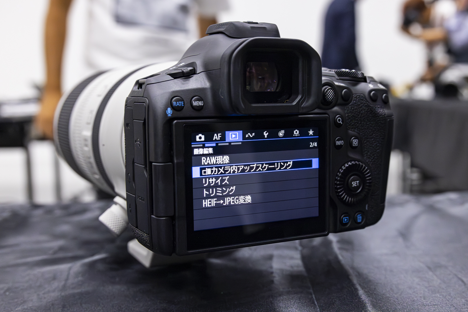 EOS R5 Mark IIの背面。メニューの「カメラ内アップスケーリング」から画像を選ぶだけで、解像度を増幅させた画像が生成される。