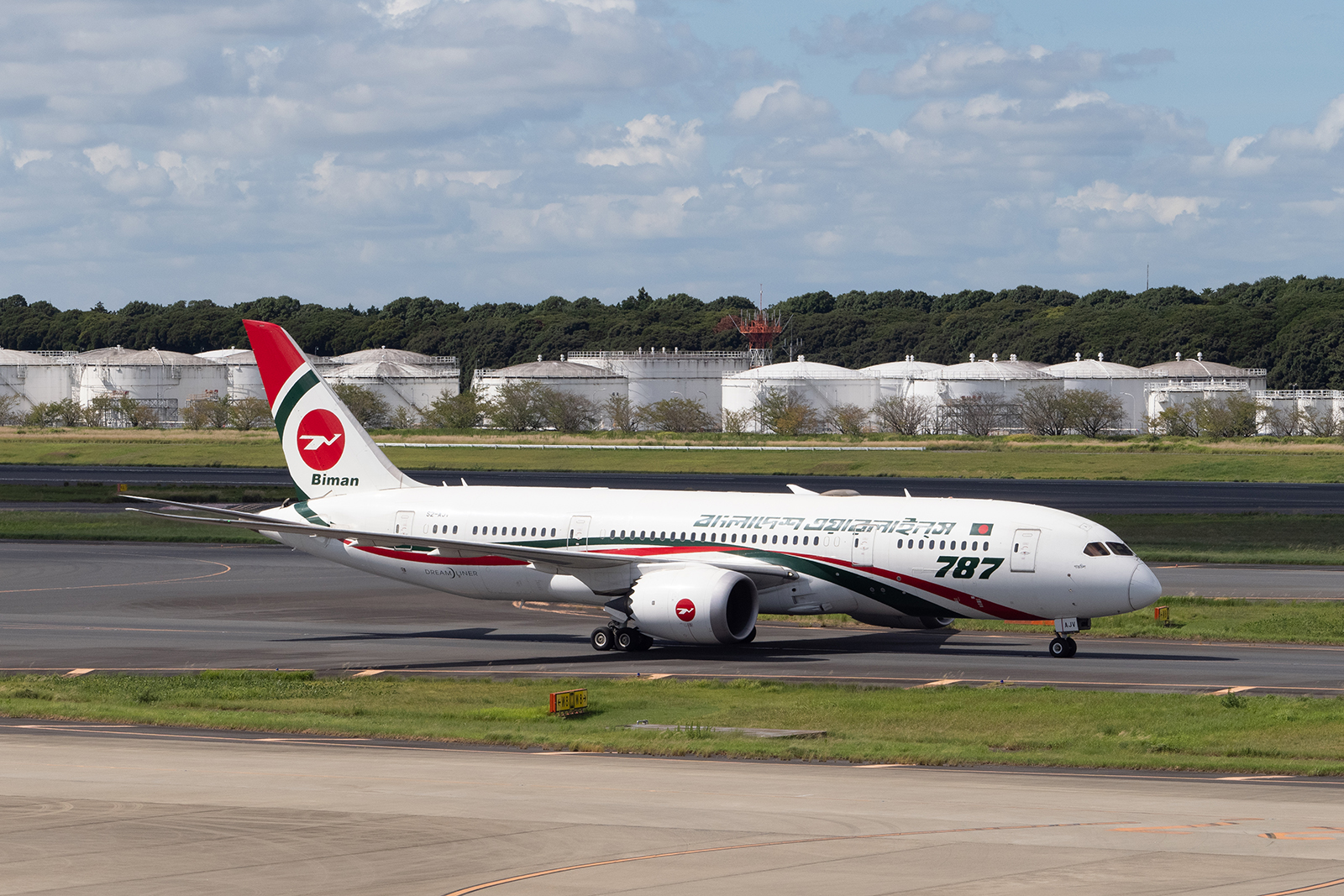 成田空港に乗り入れる787にも見られる、ビーマン・バングラデシュ航空の現行塗装。曲線がなびくモダンなデザインとはしつつも、1980年代から受け継がれる赤と緑のラインがしっかり残されています。Photo: Kokubo Yohichi