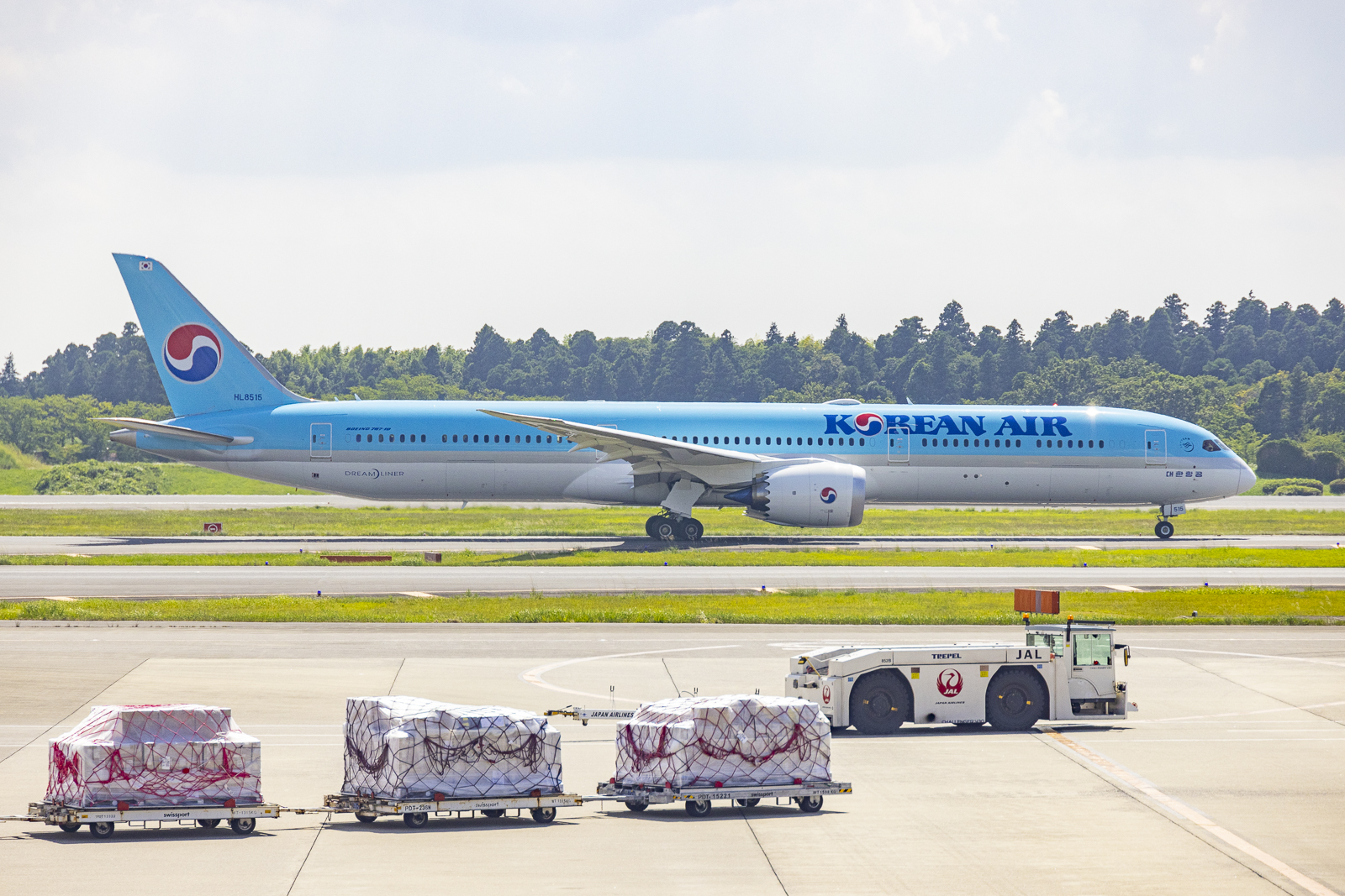 成田空港25番ゲートを出発し、離陸のためRWY16Rに向かう大韓航空の787-10初号機、HL8515。