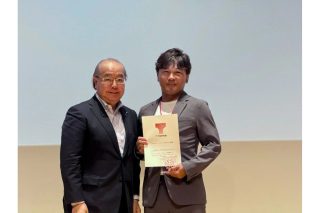 記念撮影をする新田八朗 富山県知事（左）とJCASの梅本祐紀 代表取締役。