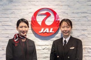 JAL321便の出発後に取材に応じてくれた、山本CA（左）と豊福 副操縦士。