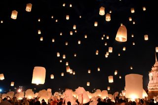 ローイクラトンでは夜空に向かって幾千ものコムローイを上げる。