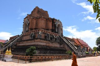 旧市街の中心にあるワット・チェディールアン。巨大な仏塔は、上部が崩れてしまった今も迫力満点。