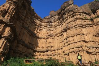 周囲を山に囲まれたチェンマイ。南西へ車で80分ほどのパーチョーは500万年前の地形が見られる岩壁。