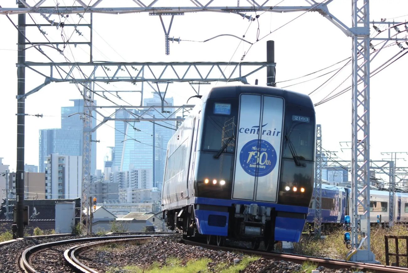 「空港線開業20周年」の記念ヘッドマークを取り付けた2000系車両、「ブルーミュースカイ」はわずか1編成のみ。