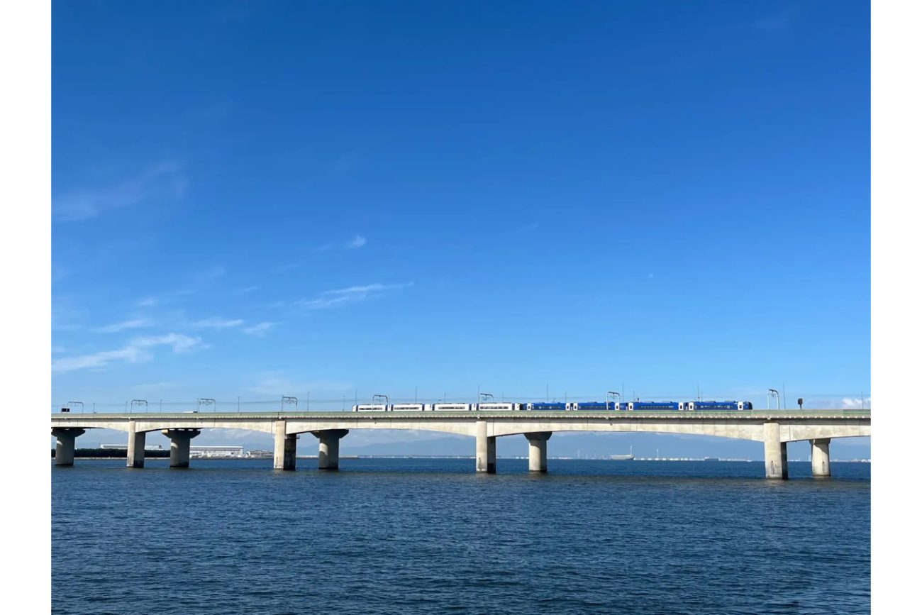 常滑市街地とセントレアを結ぶ、空港連絡橋を走行するブルーミュースカイ。
