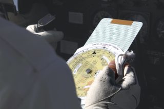 現代ではGNSSなどにより対地速度は自動的に表示されるが、訓練では上空で実際の所要時間などから対気速度を計算し、事前に作った飛行計画を補正していく。