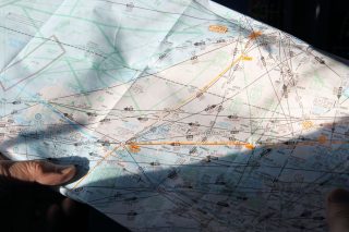 機械式計器を使った航法装置の場合、チャートと併用しなくては自分の位置を示すことはできない。