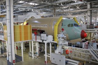 A350や787のようにCFRPを多用した旅客機は、電気を流しやすい金属の層を設けている。