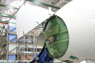 機首にはレーダーが収められているが、導電性の材料では電波を通せない。