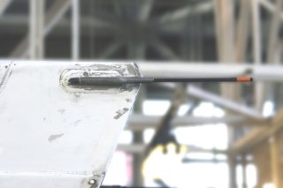 初期のスタティックディスチャージャーは、放電索の名の通り細かな線を束ねたものだったが、
