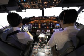 Vスピードには固定されたものもあるが、V1やVR、V2はフライトのたびに変わる。