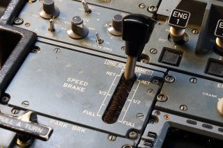 主翼にあるスポイラー（スピードブレーキ）も閉じた状態からレバーを引き上げてアームドにセットすると、離陸中止操作と同時に自動的に全開となる。