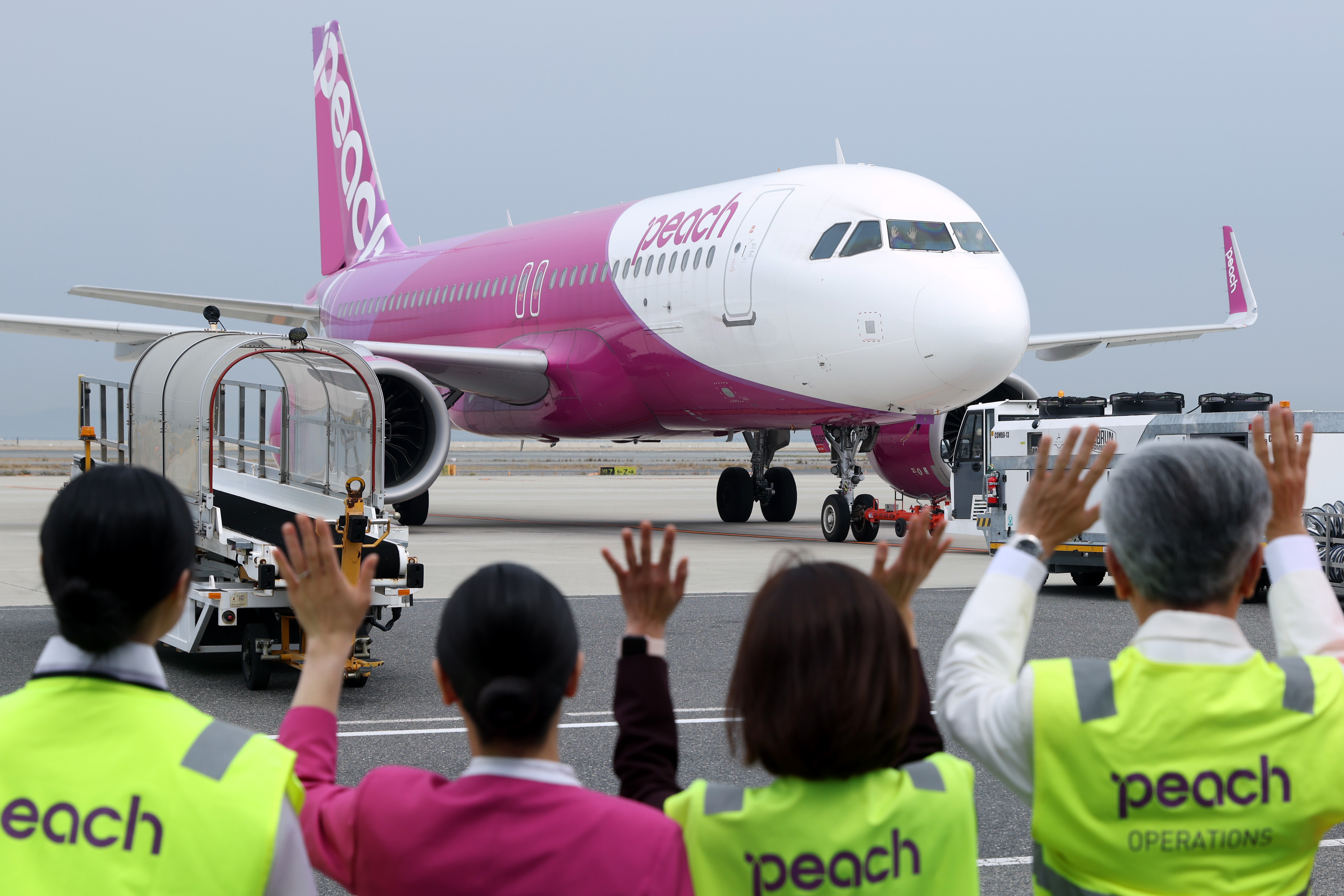 Peach、関空とセントレアでソウル・金浦線初便セレモニー。役員は「鳩