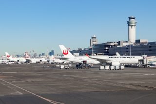 羽田空港第1ターミナルに駐機するJALグループの機体。