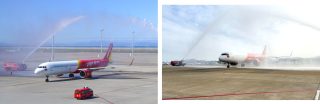 到着時にウォーター・サルート（水門礼）を受けるベトジェットの機体。左は中部国際空港、右は福岡空港。
