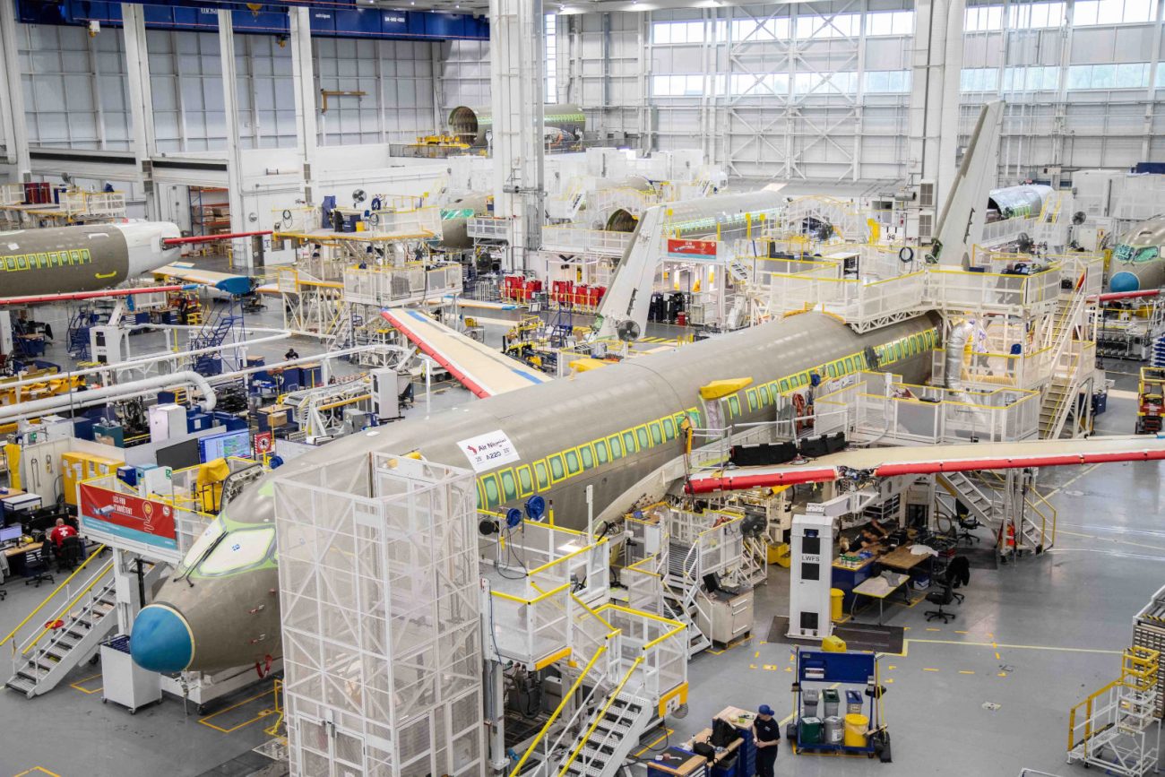 最終組立工程に入ったニューギニア航空のA220初号機。