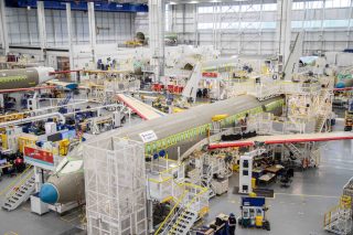 最終組立工程に入ったニューギニア航空のA220初号機。