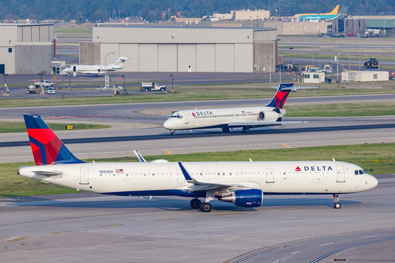 デルタ航空のエアバスA321（手前）とボーイング717（奥）。