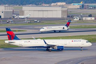 デルタ航空のエアバスA321（手前）とボーイング717（奥）。