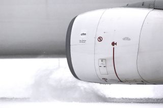 スポットアウト直後で推力をあまり上げていない状態だが、かなり広い範囲の雪がエンジンに吸い込まれる様子がよくわかる。