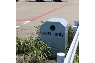 地上の小石などFODがエンジンに吸い込まれることがないよう、成田空港エプロンには専用のごみ箱が設置されている。