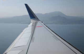 A320の主翼に引かれた黒い線は、その外側は歩くなという警告表示。