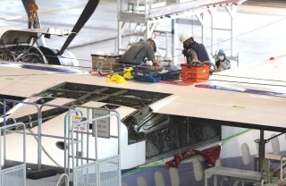 乗客は緊急脱出時以外は旅客機の主翼の上を歩くことはないが（その場合は「踏むな」という注意書きは無視してもよかろう）、整備士は主翼の上で作業することもある。
